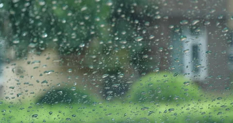 Close up of raindrops falling on a car windshield during a rainy day Vidéo 341952740
