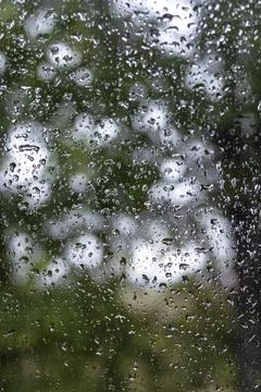 Close up of raindrops on a window on a rainy day Stock-Fotos