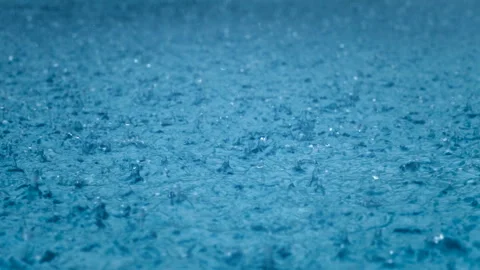 Close-up rainfall, raindrops falling to the surface of the water. Storm. Rain Vídeos de archivo 125988446