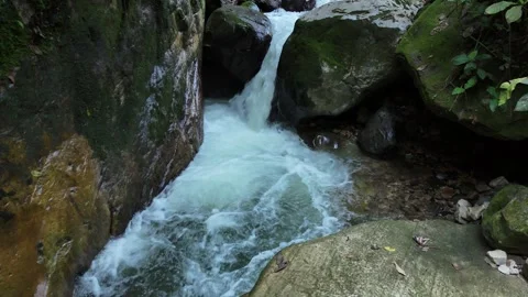 Close Up of Rapid Mountain Stream Plunging Through Mossy Boulders Stockbeeldmateriaal 333482086