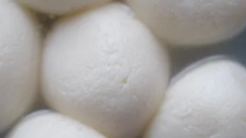 Close-up of Rasgulla Indian Sweets in Syrup Vídeos de archivo 346799332