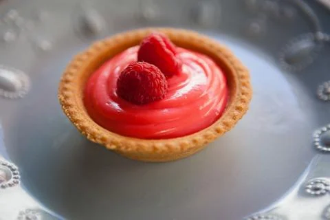 Close up of raspberry tart served in plate on table Foto stock