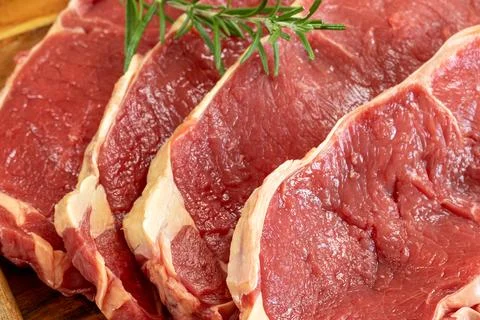 Close up raw beef rib eye on cutting board Foto stock