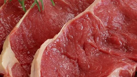 Close-up raw beef rib eye on cutting board Foto stock