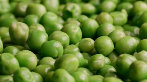 Close up of raw green peas in motion Video stock 119895756