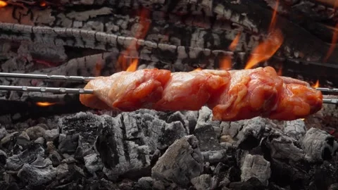 Close-up of the raw marinated chicken wings on a skewers roasting above coals Stock Footage 171664705