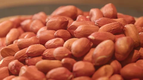 Close-up of Raw Peanuts Piled on Wooden Surface Vidéo 335498621