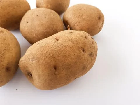 Close-Up of Raw Potatoes on White Background Fotos de archivo