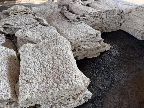 Close Up Raw Rubber Sheet After Rolling Process in Latex Industry Plantation. 스톡 사진