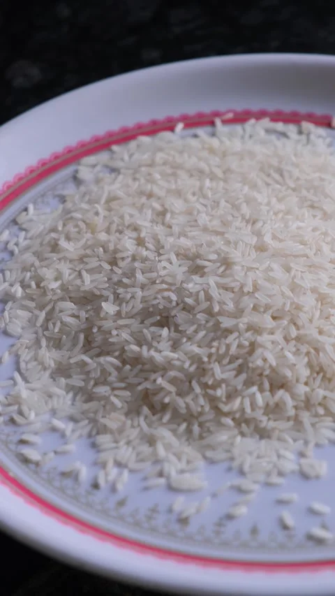 Close up of raw white rice grains on a ceramic plate Stock-Footage 332887187