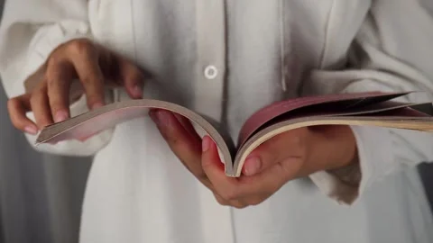 Close up reading book while standing 库存影片 277013547