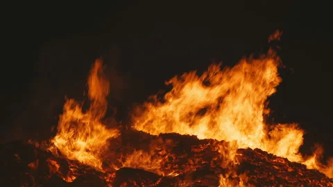Close-up of real flame of a huge fire the camera approaches very close to the Vídeos de archivo 99974413