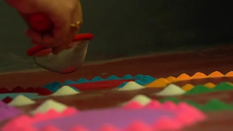 Close up real time video clip of beautiful colored rangoli making on the floor i Video stock 255480339