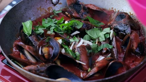 Close up up real time view in deep frying pan cooking sea mussels Stock Footage 141454119