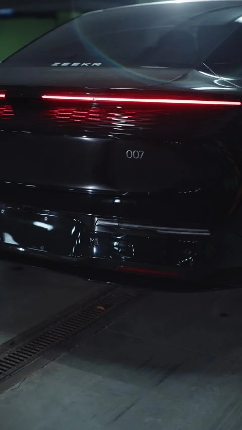 Close-up rear view of black electric car in underground parking Vídeos de archivo 318418048