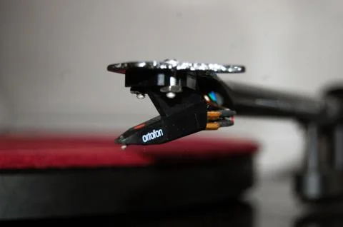 Close up of record player needle and arm. Stock-Fotos