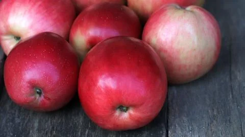 Close-up of red apples on the background of an old board. Stock-Fotos