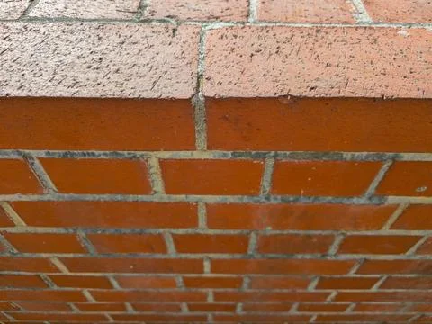 Close up of red brick wall texture with mortar lines Foto stock