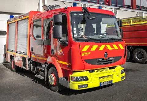 Close up of red fire trucks parked in a row at a French fire station service 库存照片