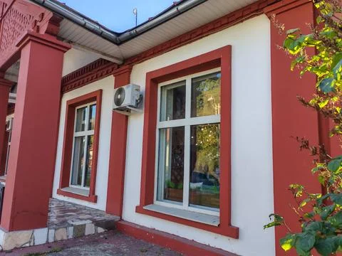 Close-up of a red-framed window on a white building facade, capturing the Foto stock