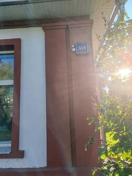 Close-up of a red-framed window on a white building facade, capturing the Foto stock