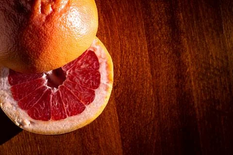 Close-up of a red grapefruit cut in half 库存照片