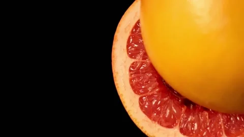 Close up on a red grapefruit stuffed with quality hookah tobacco Vídeos de archivo 150005537