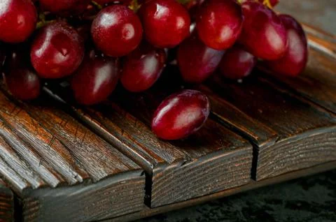 Close-up of red grapes. Side view Foto stock