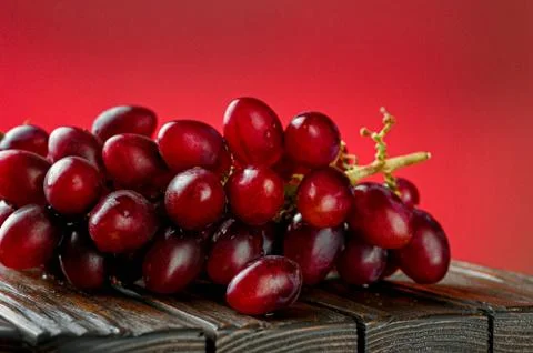 Close-up of red grapes. Side view Foto stock