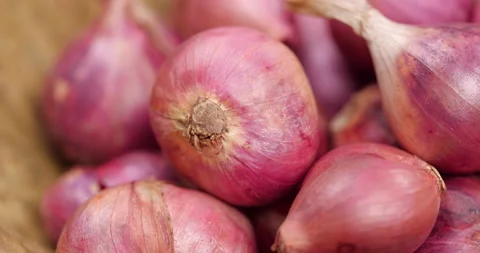 Close-up of red onions rotate Stock-Footage 137772036