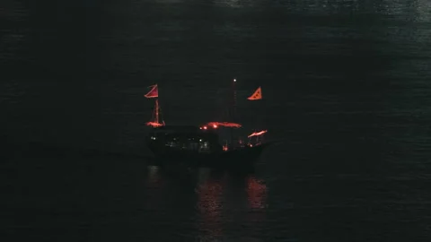 Close-up of red sails traditional ship Aqua Luna crossing Kowloon Bay at night - 스톡 동영상 145928640