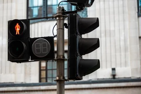 Close-Up of Red Traffic Light Signaling No Crossing Allowed at Intersection.. Foto stock