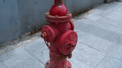 A close-up of a red vintage fire hydrant standing on the sidewalk in Da Lat City 库存影片 333313399