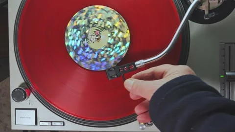 Close up of a red vinyl record on the turntable carpet that is stopped at the Vídeo Stock 208052694