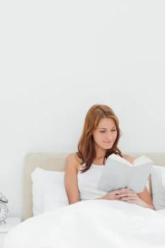 Close-up of a redheaded reading a book Fotos Stock