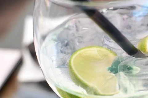 Close-up of a refreshing gin and tonic cocktail with fresh lime slices and ic Stock Photos