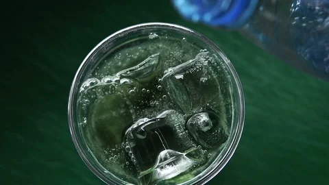 Close-up, refreshing soda tonic. Pour carbonated water into a glass of lime and Video stock 107674041