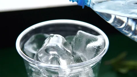 Close-up, refreshing soda tonic. Pour carbonated water into a glass of lime and Stock Footage 107675050