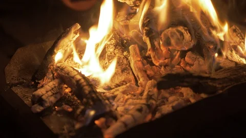Close up Refugees use fire to keep warm Vídeos de archivo 122260820