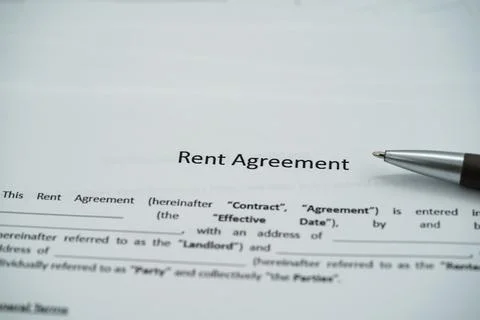 Close up of rent agreement document with pen on rental contract Fotos de archivo