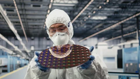 Close up of researcher holding processed silicon wafer 库存影片 333394586