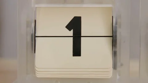 Close-up on a retro calendar changing dates from 1 to 31 with studio light Video stock 77409456