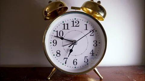 Close-Up Reverse Time-Lapse of a Golden Vintage Alarm Clock 動画素材 336322638