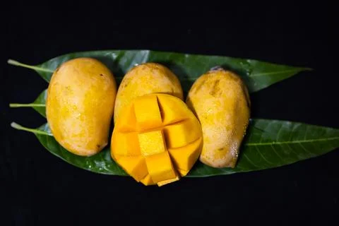 Close up of ripe hapus mango cubes with juicy texture and healthy summer fr.. 스톡 사진