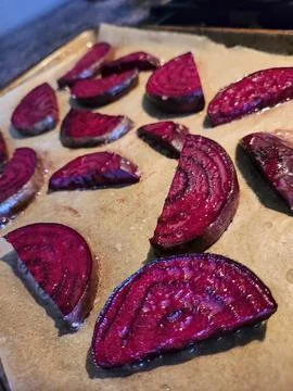 Close-up Roasted Beetroot Slices with Salt on Baking Sheet Stockfoto's