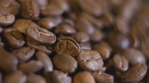 Close-up of roasted coffee beans. Super slow motion. Vídeo Stock 34273576