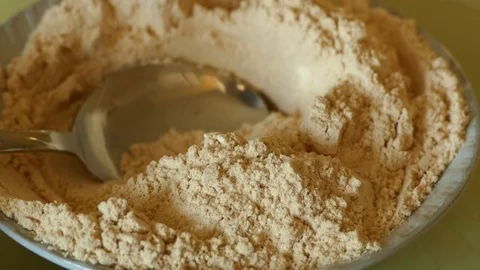 Close-up of roasted wheat flour, Vídeo Stock 104571267