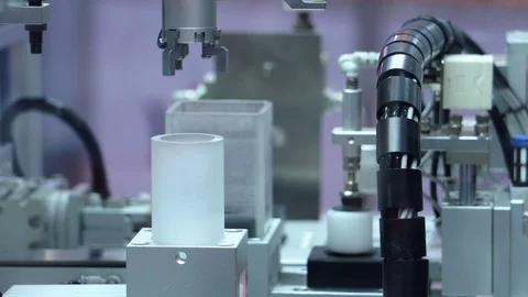 Close-up of the robots being used as part of the industry in the current account Vidéo 112229649