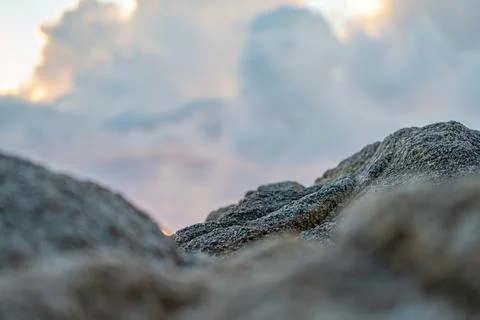 Close up to of Rock (blur foreground) with the cloudy sky. Foto stock