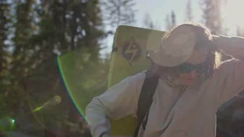 Close up of rock climber puts crash pad on back in boulder field 库存影片 220305963
